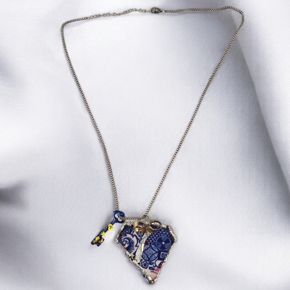 Willow China Heart Resin Skeleton Key Box Chain Necklace - Picture 1 of 3